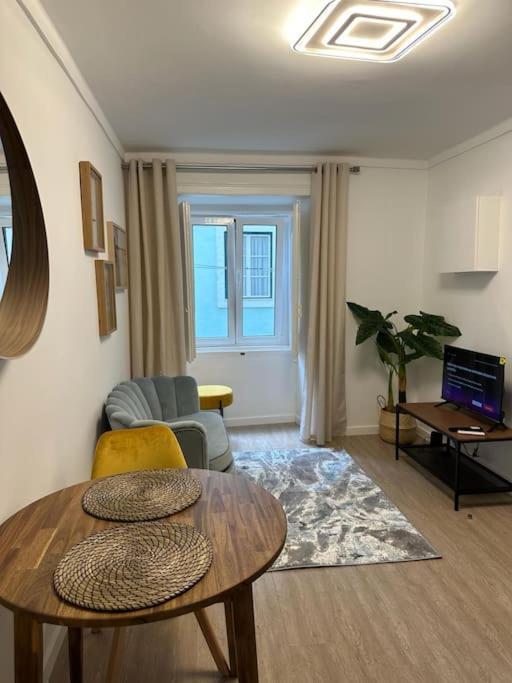 Stylish Renovated Apartment In Chiado Lizbona Zewnętrze zdjęcie