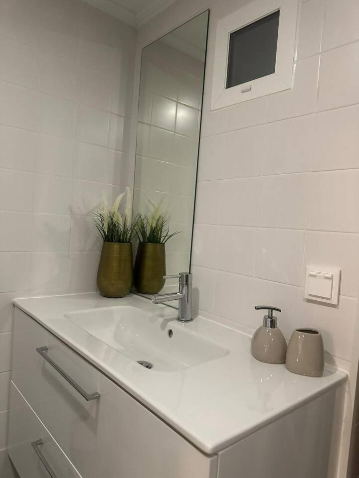 Stylish Renovated Apartment In Chiado Lizbona Zewnętrze zdjęcie