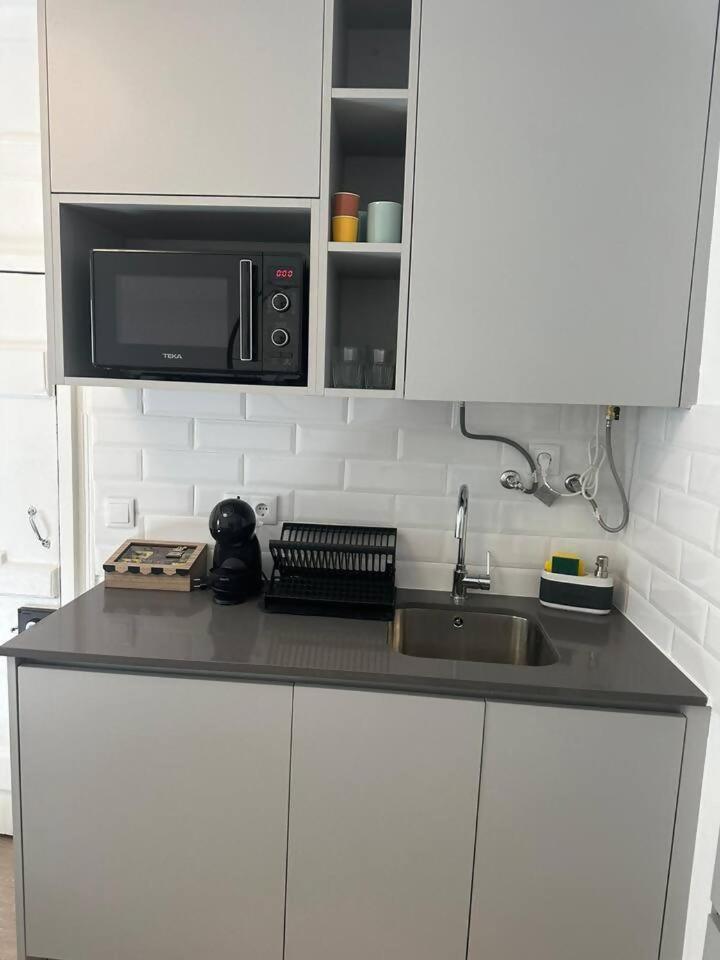 Stylish Renovated Apartment In Chiado Lizbona Zewnętrze zdjęcie
